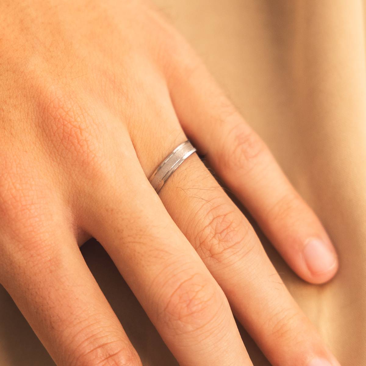 Alianza Satinada oro blanco 18k